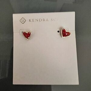 Kendra Scott Ari Heart Gold Stud Earrings in Red Kyocera Opal